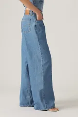 Pantalón de jean celeste, de corte amplio y tiro medio.
