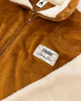 Campera marrón con mangas blancas de peluche con cierre frontal y cuello alto.