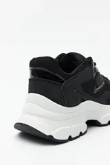 Zapatillas deportivas color gris claro con recortes en gamuza y textil transpirable, cordones a tono y plataforma de 5cm de alto.