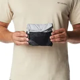 Pantalón deportivo negro de corte ajustado, con cintura elástica ajustable, bolsillos laterales con cierre y puños elásticos.