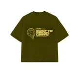 Remera verde militar con estampado en la espalda que incluye un globo terráqueo derretido y la frase "Built to Break Limits". Corte boxy fit.