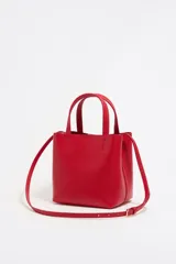 Bolso de mano negro Bimba y Lola modelo Chihuahua S, fabricado en piel regenerada con piezas de metal. Cuenta con asa regulable de piel, cierre con cinta de piel, logo metálico BIMBA Y LOLA, acabados metálicos, bolsillo interior con cierre de cremallera e interior con logo grabado.