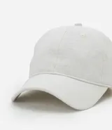 Gorra de sarga color gris claro con efecto lino, visera curva y hebilla trasera ajustable.