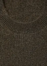 Chaleco de punto grueso color verde musgo, con cuello redondo y sisas amplias. Diseño crop y terminaciones acanaladas.