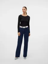 Camiseta negra de manga larga y cuello redondo, de corte regular.