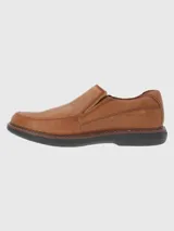 Zapato de vestir color marrón, sin cordones, de cuero vacuno liso. Tiene elásticos laterales, plantilla de cuero y algodón orgánico, y suela de goma EVA.