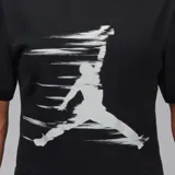 Camiseta negra de algodón con cuello redondo y manga corta. Estampado frontal con el logo de Jordan en color crema y efecto de movimiento.