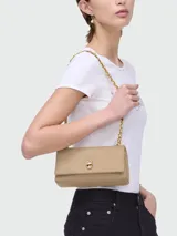 Bandolera Marc Jacobs modelo The Dual Chain Mini Bag, color beige, con correa de cadena dorada y cierre metálico dorado.