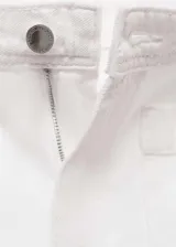 Pantalón de jean blanco de corte wideleg, con tiro alto y dos bolsillos frontales de parche.