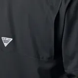 Camisa de hombre Columbia Tamiami II de manga larga color negro, con cuello abotonado, cierre frontal con botones, dos bolsillos en el pecho con cierre de velcro, tecnología Omni-Shade UPF 40 para protección solar y tecnología Omni-Wick para evaporación avanzada de la humedad. Cuenta con ventilación en la espalda y logo de la marca bordado en el pecho.