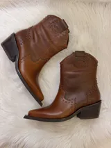 Botas cortas de cuero color marrón con punta fina, taco cuadrado y apliques de tachas metálicas.