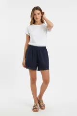 Short azul marino de lino con cintura elastizada, calce alto y detalle de encaje en el ruedo.