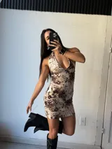 Vestido corto marrón con estampado abstracto, escote halter y espalda descubierta.