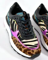 Zapatillas de cuero con estampado animal print, combinando cebra y leopardo, con detalles en charol fucsia y glitter negro.