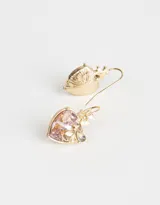 Aros colgantes cortos dorados con strass, dije de corazón rosa, flor y abeja de metal.