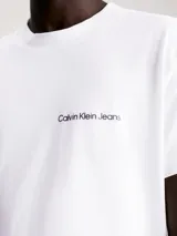 Remera blanca de algodón con cuello redondo y logo de Calvin Klein Jeans bordado en el pecho.
