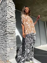 Vestido camisero largo con estampado de hojas en tonos marrones y blancos en la parte superior, y estampado de cebra en blanco y negro en la parte inferior.