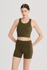 Top deportivo color verde militar, de breteles anchos y espalda deportiva.
