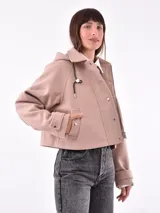Campera corta color tostado con capucha, cierre frontal con botones a presión y bolsillos laterales.