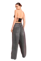 Pantalón de jean gris oscuro, tiro bajo y corte extra oversize.