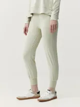 Pantalón deportivo largo estilo jogger color verde claro. De tacto suave con tejido Peach_T, cintura alta con goma elástica para ajustar. Bolsillos laterales y un pequeño bolsillo interno en la parte trasera de la cintura. Detalle de puño en el tobillo.