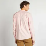 Camisa de vestir rosa claro, corte clásico, cuello mao y mangas largas con puños abotonados.