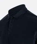 Polo azul marino de corte regular, confeccionada en algodón con textura de rayas horizontales. Tiene cuello inglés, botones en el pecho y mangas cortas.