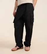 Pantalón paper touch color verde militar, con bolsillos laterales, cintura elástica y cordón de ajuste. Se convierte en bermuda gracias a un cierre a la altura de la rodilla.