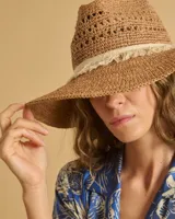 Sombrero de ala ancha color beige, confeccionado en rafia.
