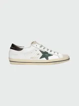 Championes Golden Goose modelo Super-Star, de cuero blanco con estrella verde y talón con estampado animal print.