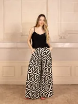 Top negro de razo con breteles finos regulables y escote en V.