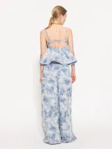 Pantalón de jean de corte wide con cinco bolsillos, estampado tie-dye celeste y blanco.