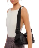 Bolso bandolera negro de cuero con correa ancha ajustable con hebilla metálica.