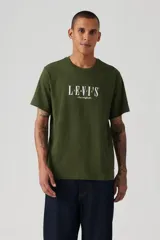 Remera verde militar de corte relajado con logo Levi's Serif en blanco.