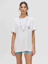 Remera blanca de corte cuadrado y holgado, con estampado pequeño de un velero en el pecho.