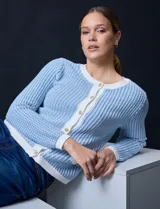 Cárdigan de punto tweed color beige, marca Ninety, con escote redondo, cierre frontal con botones metálicos dorados y bolsillos simulados.