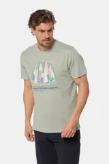 Remera de manga corta color beige jaspeado con cuello redondo. Presenta un estampado frontal de veleros en tonos azules y rosados, con el texto "LEGKY ORIGINAL BRAND SAILING" debajo.