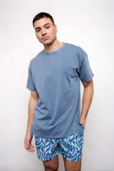 Remera lisa color verde claro, de manga corta y corte regular fit. Confeccionada en algodón.