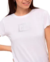 Remera blanca de algodón con logo de la marca CAT estampado en plateado en el pecho.