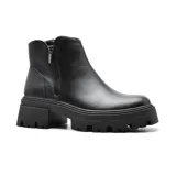 Botas cortas color crema con cierre lateral dorado y suela track.