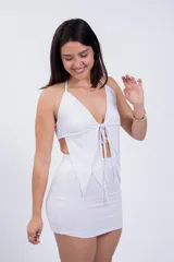 Top negro con breteles finos, escote en V y lazo ajustable en el centro del busto.