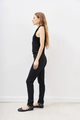 Pantalón de jean negro de corte skinny tiro alto, confeccionado en gabardina con elastano y proceso de coating negro que le da apariencia similar al cuero.