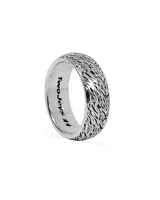 Anillo plateado con diseño de líneas grabadas simulando el pelaje de una cebra.