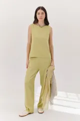 Pantalón verde claro de tencel, de corte recto y tiro alto.