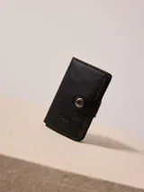 Billetera tarjetero pop up Rusty, color negro, confeccionada en cuero sintético.