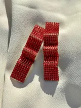 Aros colgantes con forma de cinta ondulada, color azul eléctrico, con apliques de strass.