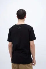 Remera negra de algodón con estampa central con la frase "Life Rhythm Punches Awakes" y pequeño logo en la espalda.