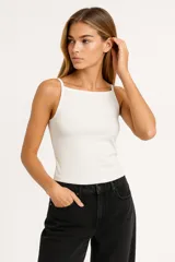 Musculosa blanca ajustada al cuerpo, de bretel fino y escote cuadrado.