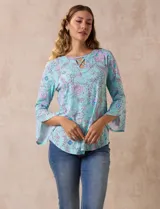 Blusa de seda fría estampada con flores en tonos celeste, lila y verde. Tiene cuello redondo con escote en V entrelazado y mangas 3/4 acampanadas.