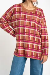 Sweater marrón con estampado de cuadros fucsia y blancos, de corte holgado y mangas largas.